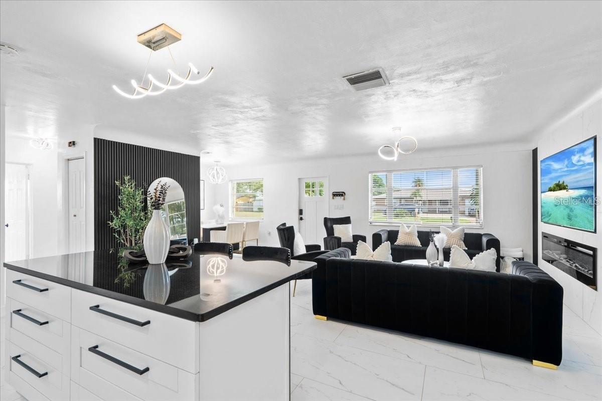 Listing photo id 13 for 6083 50th Avenue N