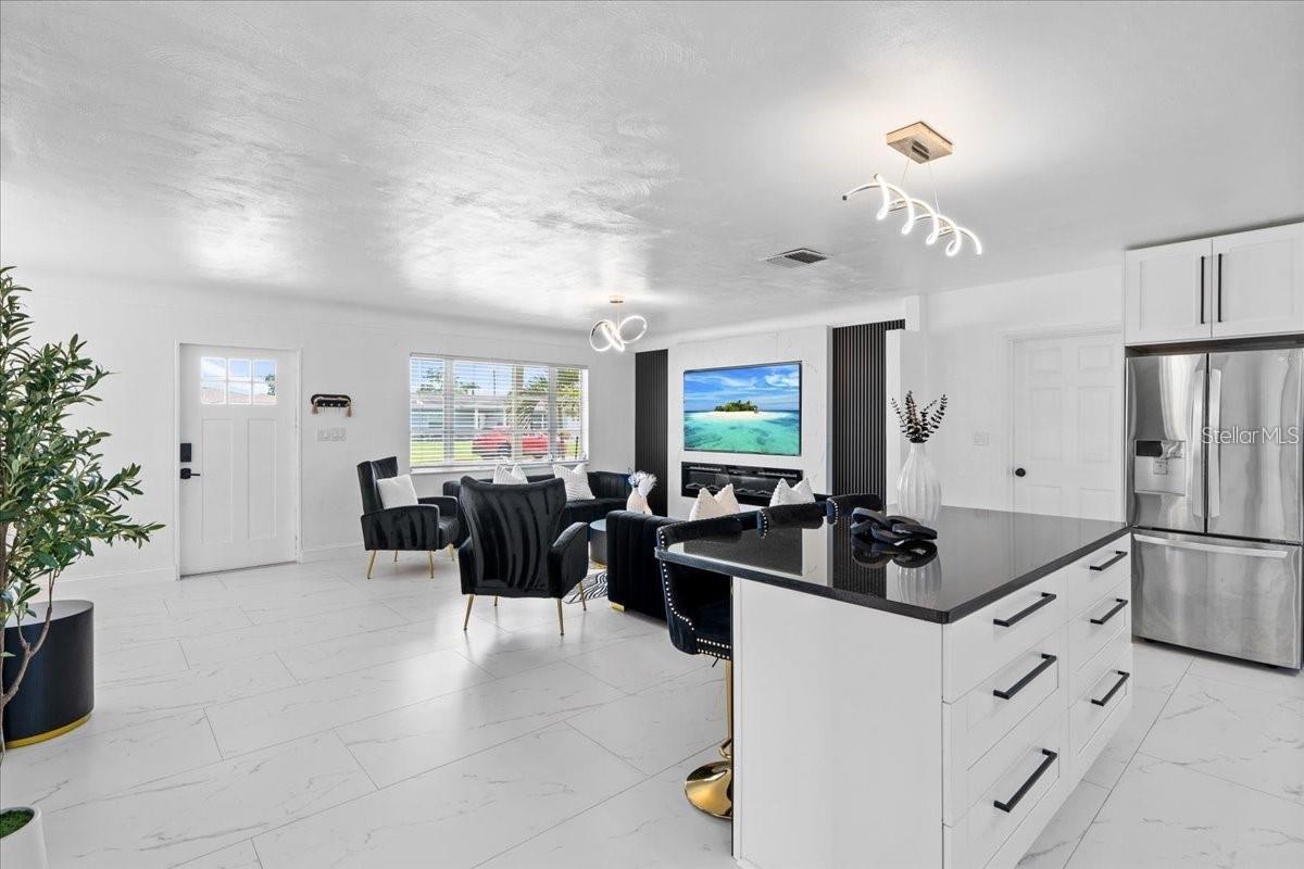 Listing photo id 14 for 6083 50th Avenue N