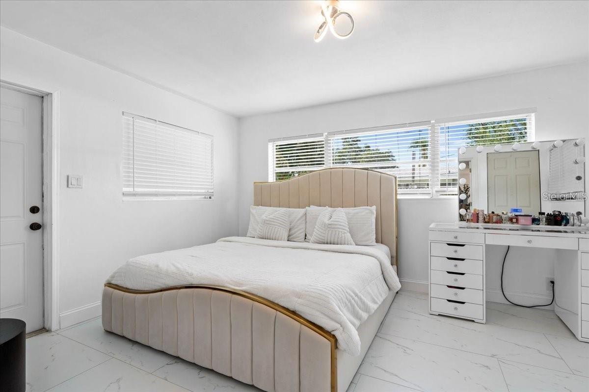 Listing photo id 15 for 6083 50th Avenue N