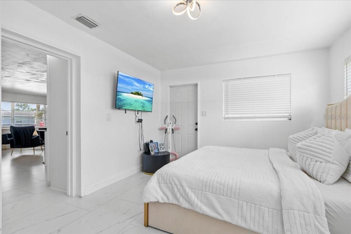 Listing photo id 16 for 6083 50th Avenue N