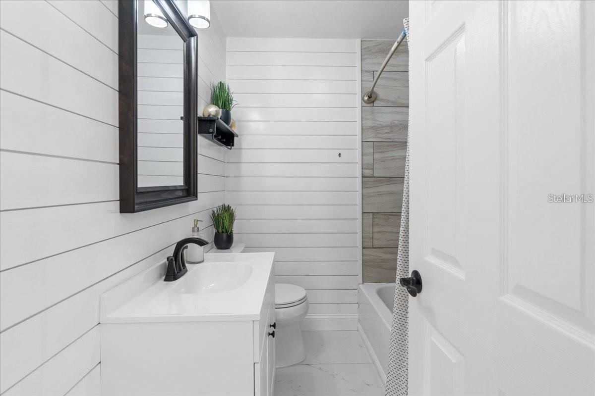 Listing photo id 17 for 6083 50th Avenue N