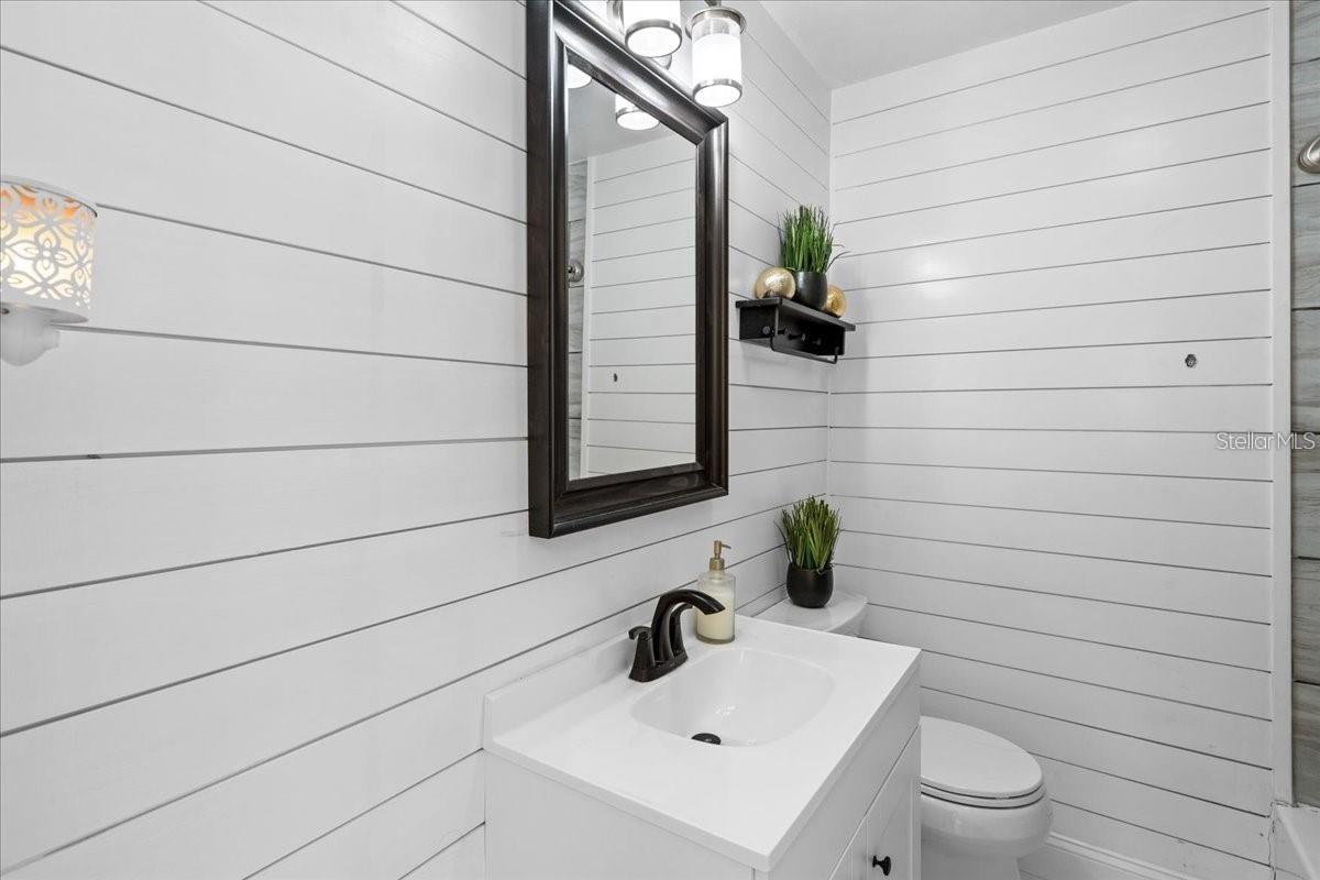 Listing photo id 18 for 6083 50th Avenue N