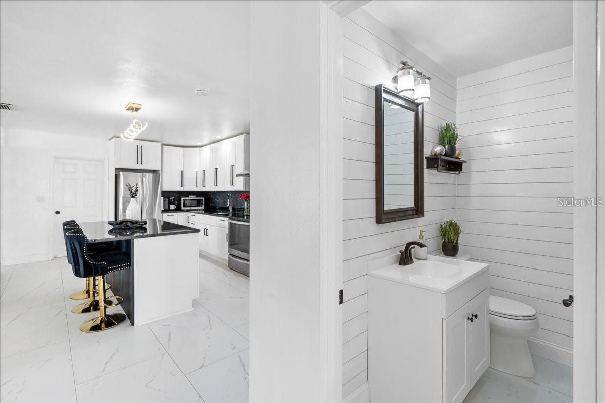 Listing photo id 19 for 6083 50th Avenue N