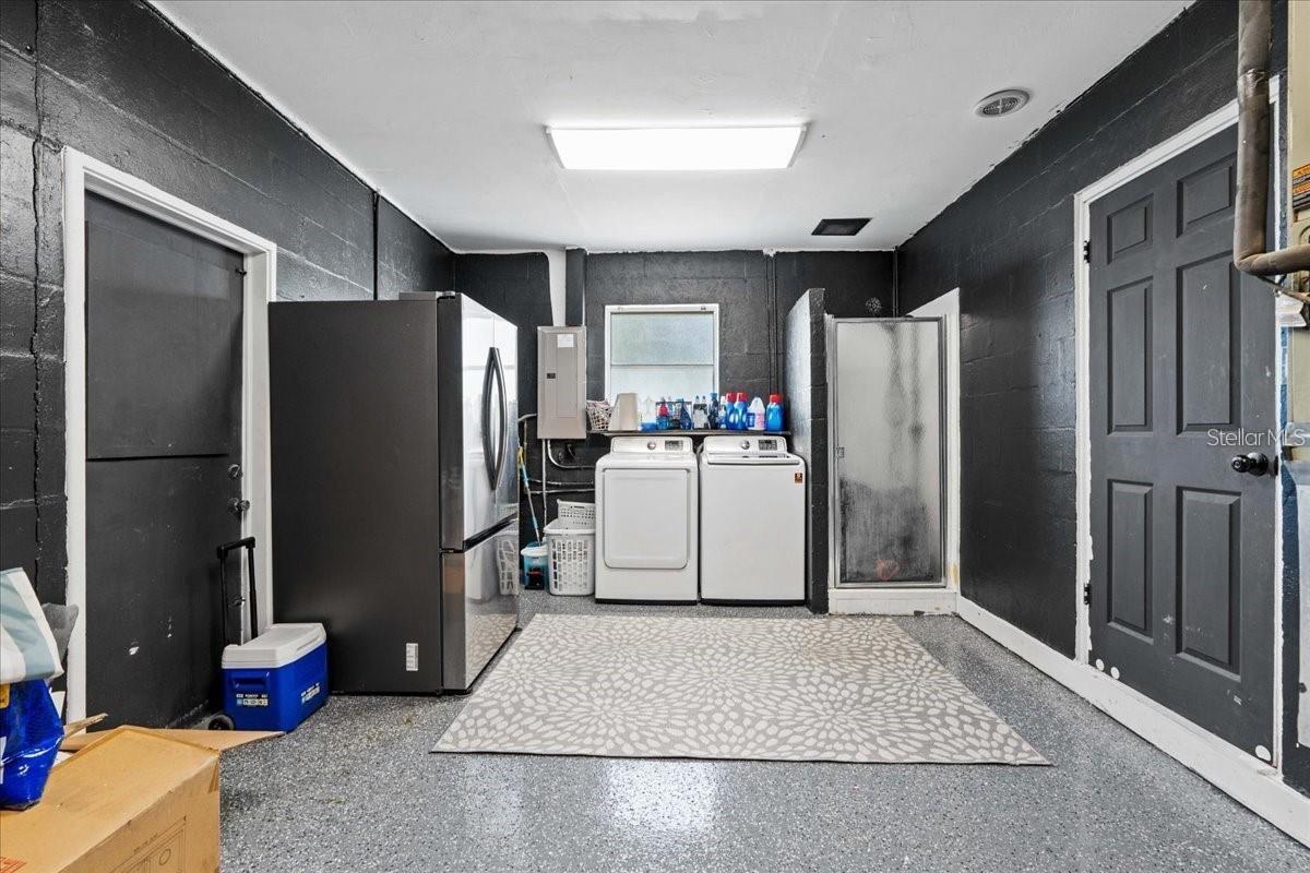 Listing photo id 23 for 6083 50th Avenue N