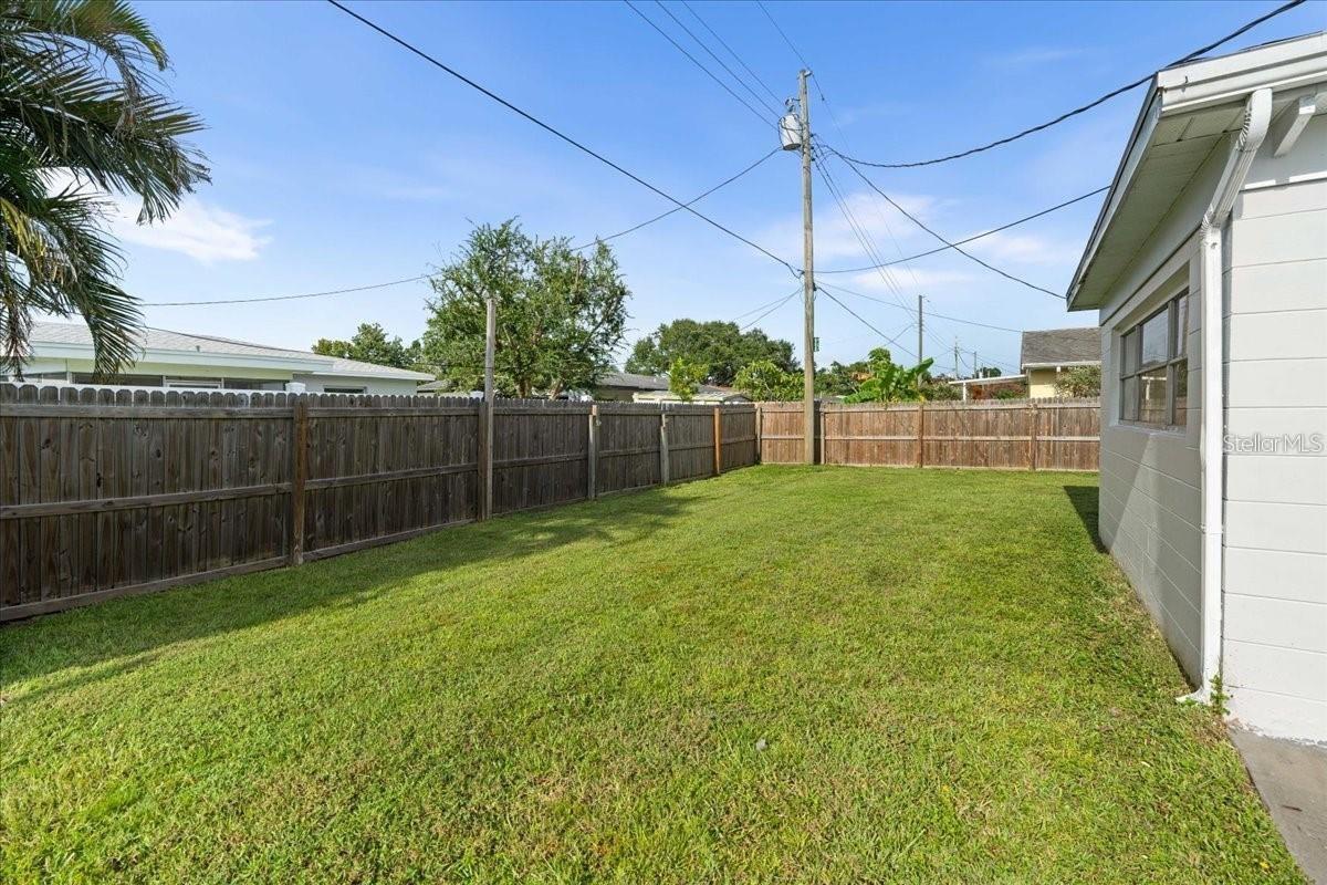 Listing photo id 25 for 6083 50th Avenue N