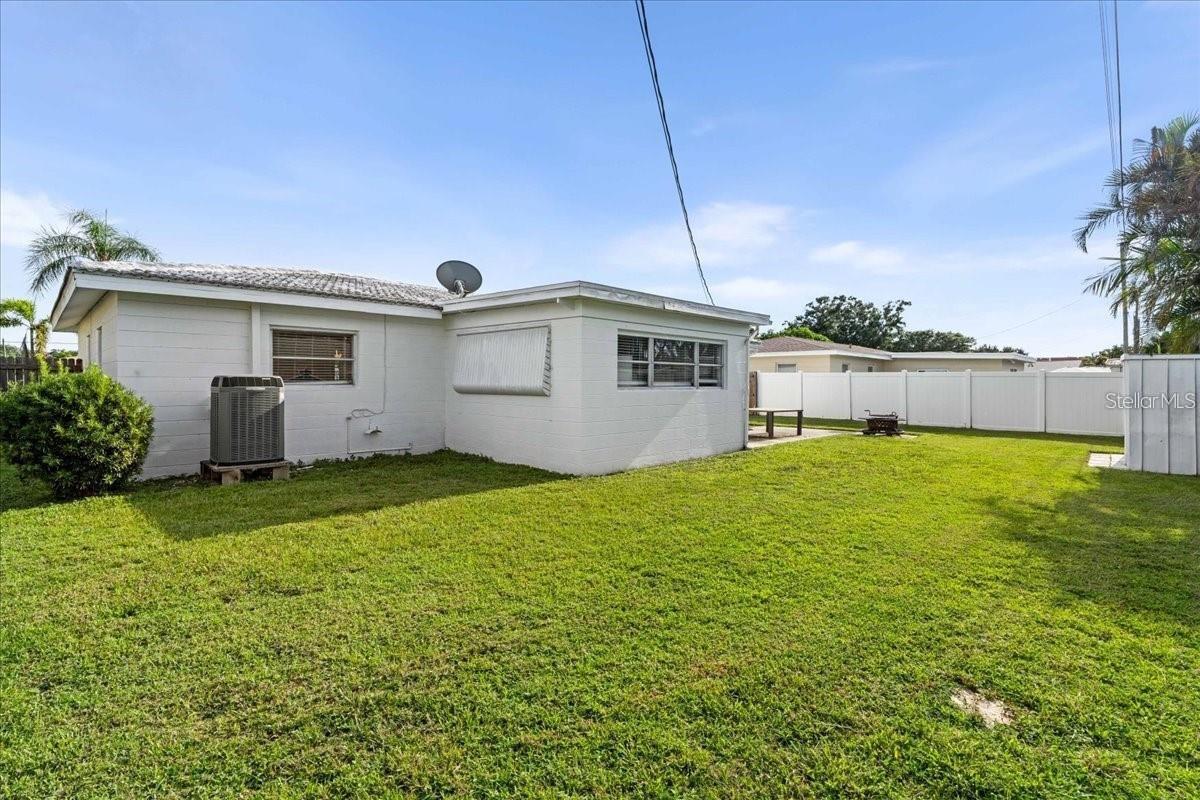 Listing photo id 26 for 6083 50th Avenue N