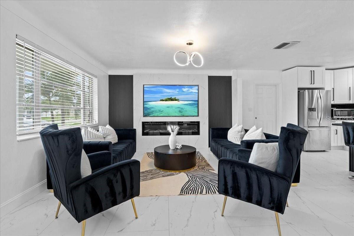 Listing photo id 3 for 6083 50th Avenue N