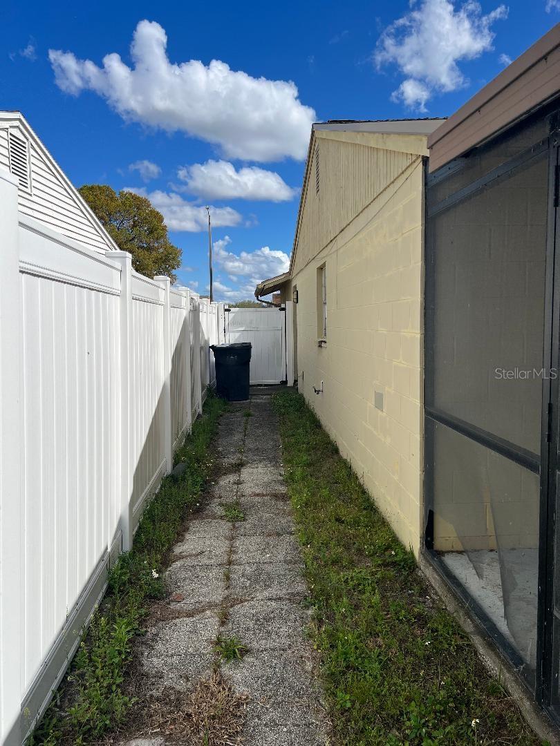 Image 21 of 28 For 12520 Mondragon Drive