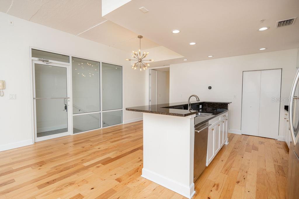 Listing photo id 11 for 1002 Channelside Drive 2c