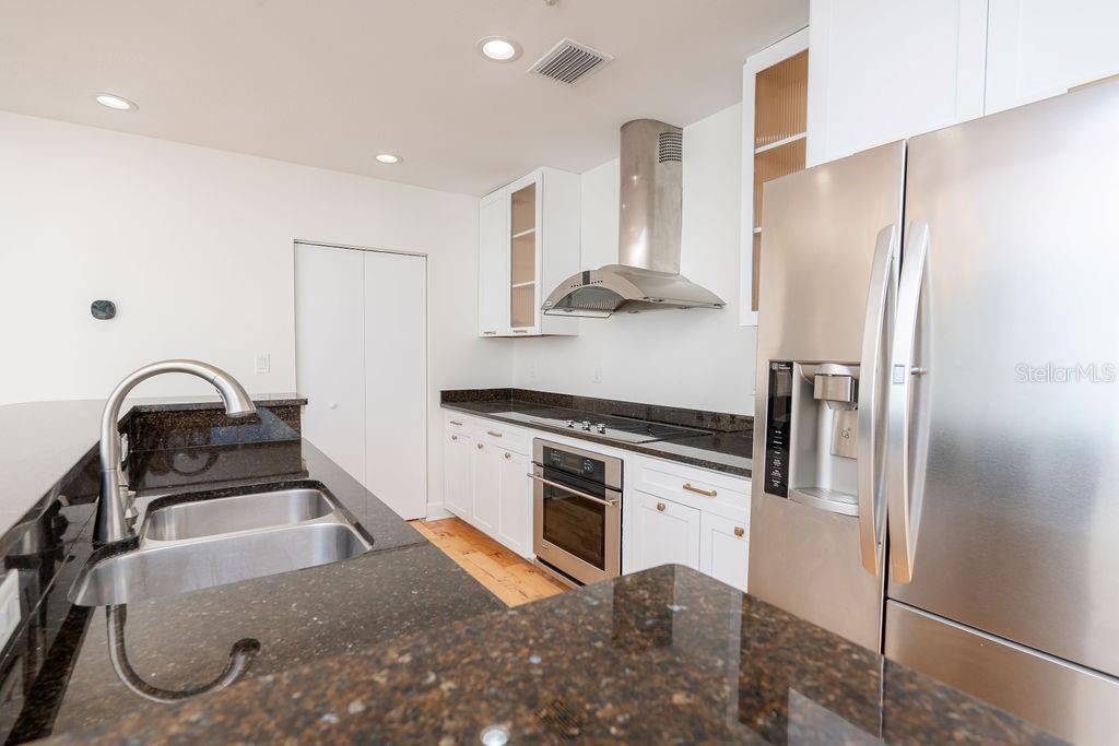 Listing photo id 12 for 1002 Channelside Drive 2c