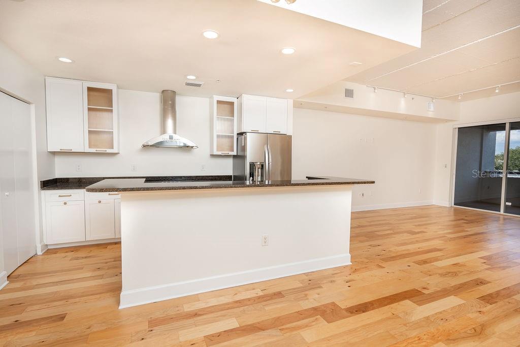 Listing photo id 13 for 1002 Channelside Drive 2c