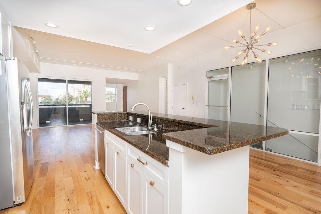 Listing photo id 16 for 1002 Channelside Drive 2c