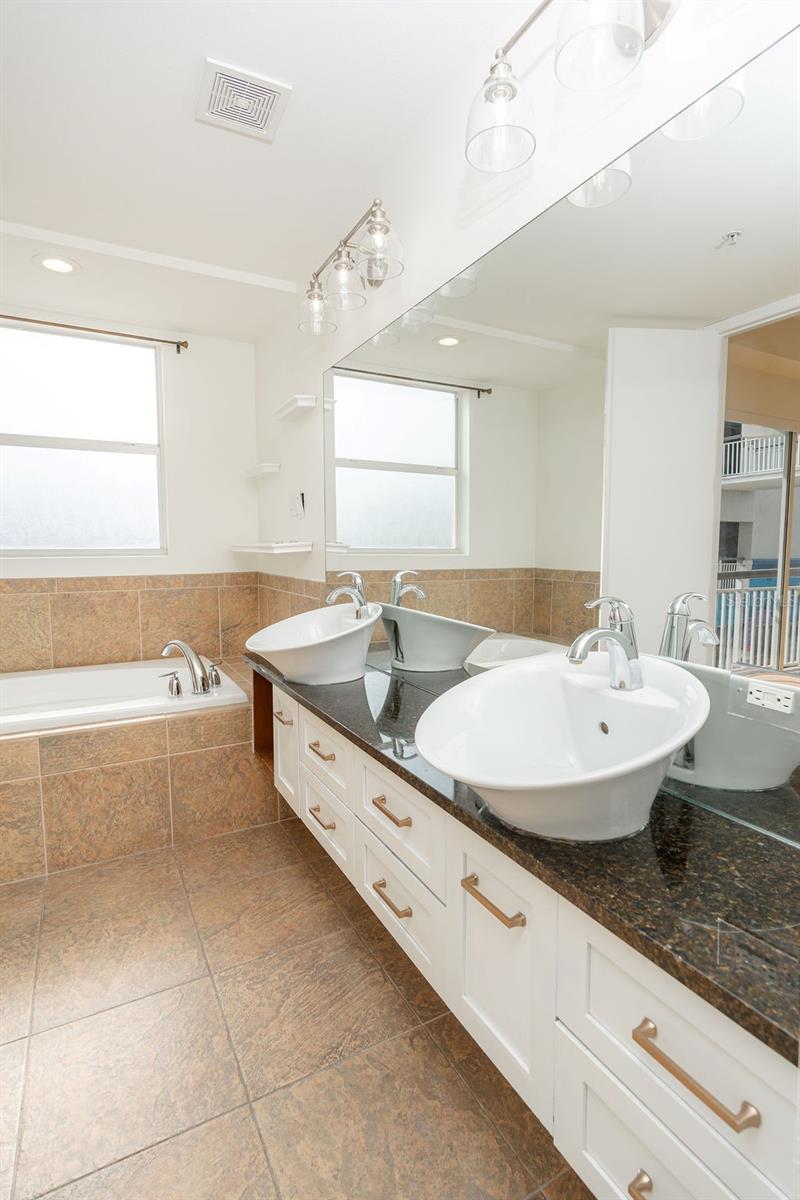 Listing photo id 20 for 1002 Channelside Drive 2c