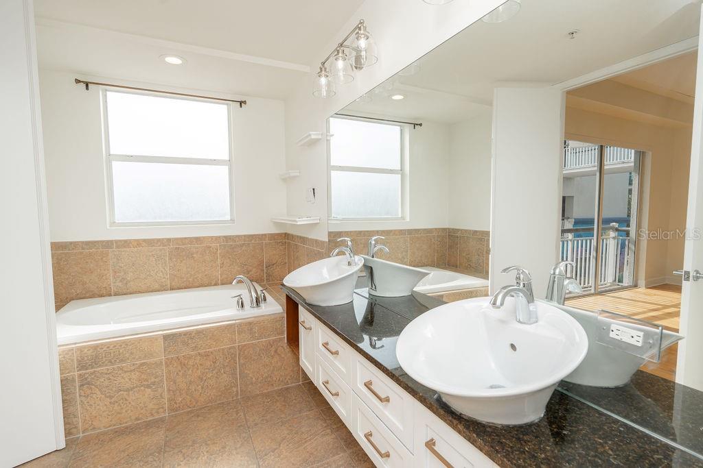 Listing photo id 22 for 1002 Channelside Drive 2c