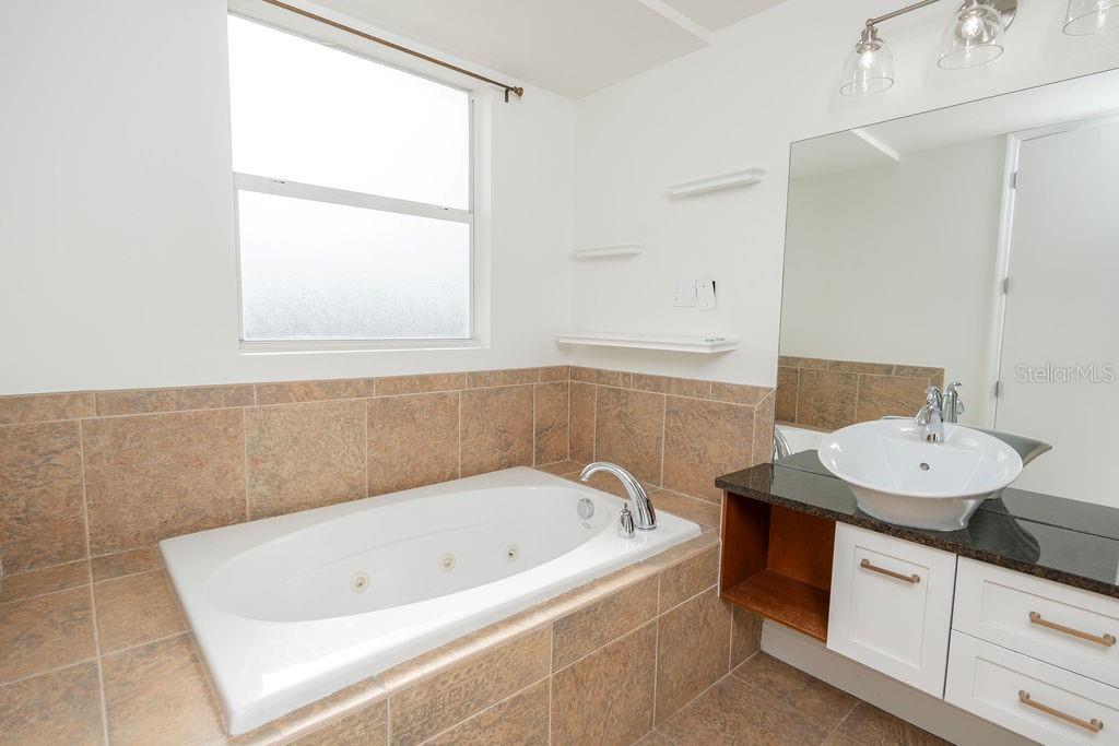 Listing photo id 23 for 1002 Channelside Drive 2c