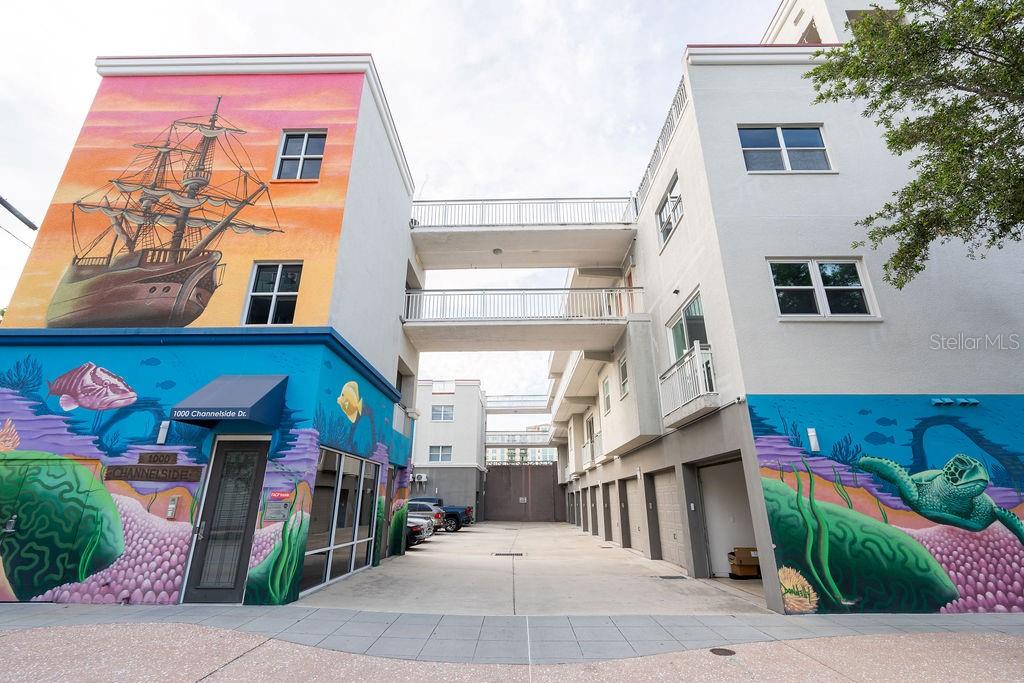 Listing photo id 1 for 1002 Channelside Drive 2c