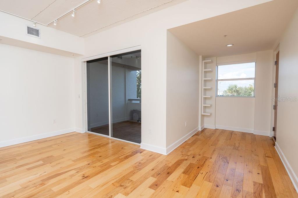 Listing photo id 6 for 1002 Channelside Drive 2c