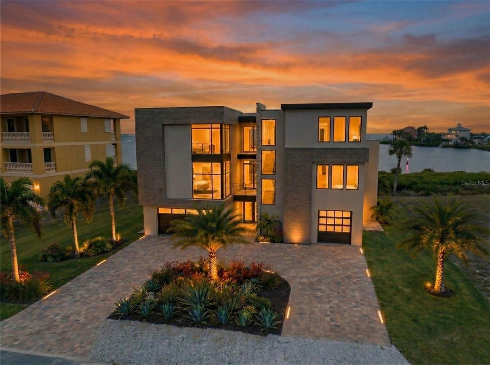 Listing photo id 1 for 25 Harborpointe Drive