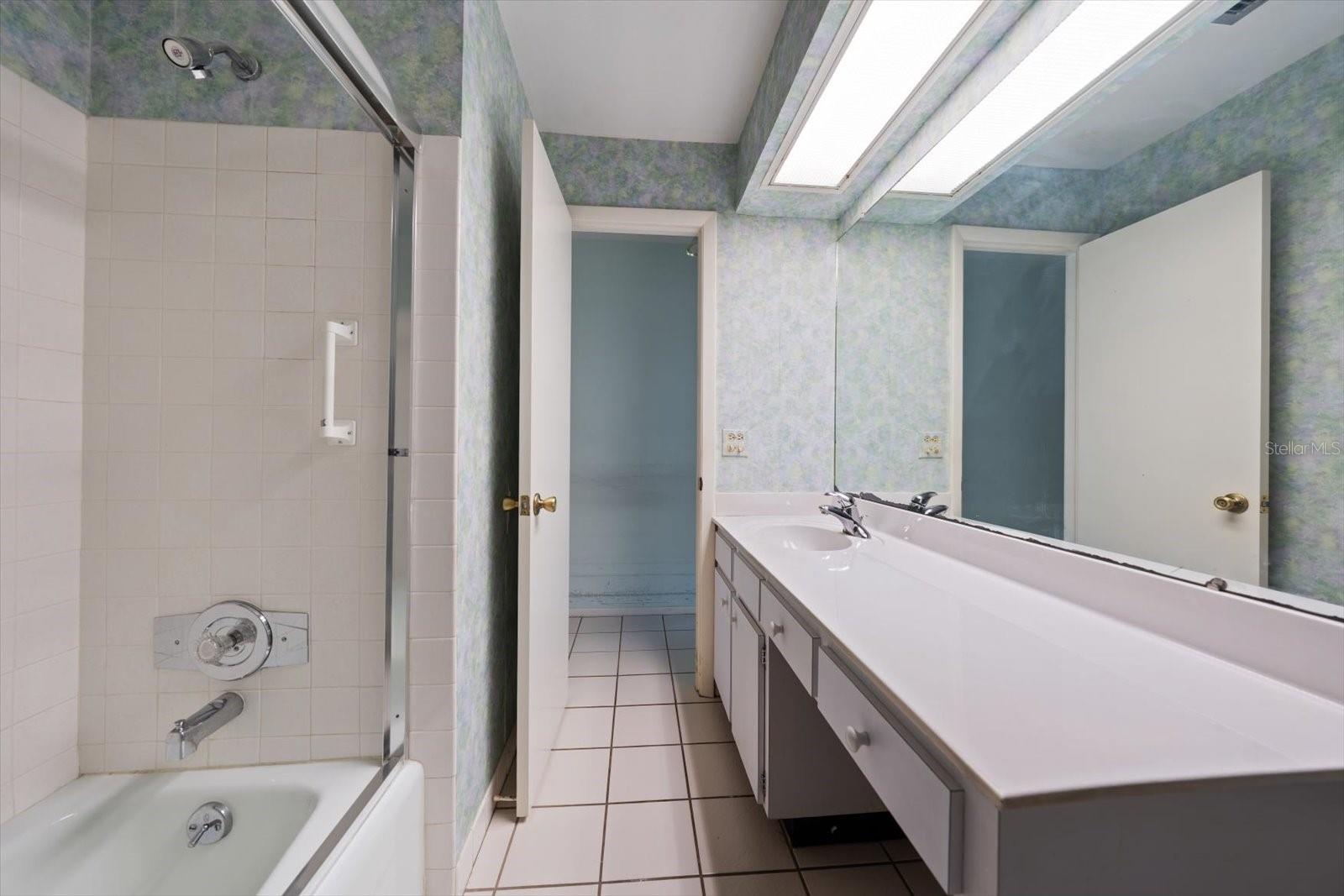 Image 29 of 53 For 100 Bluff View Drive 114a