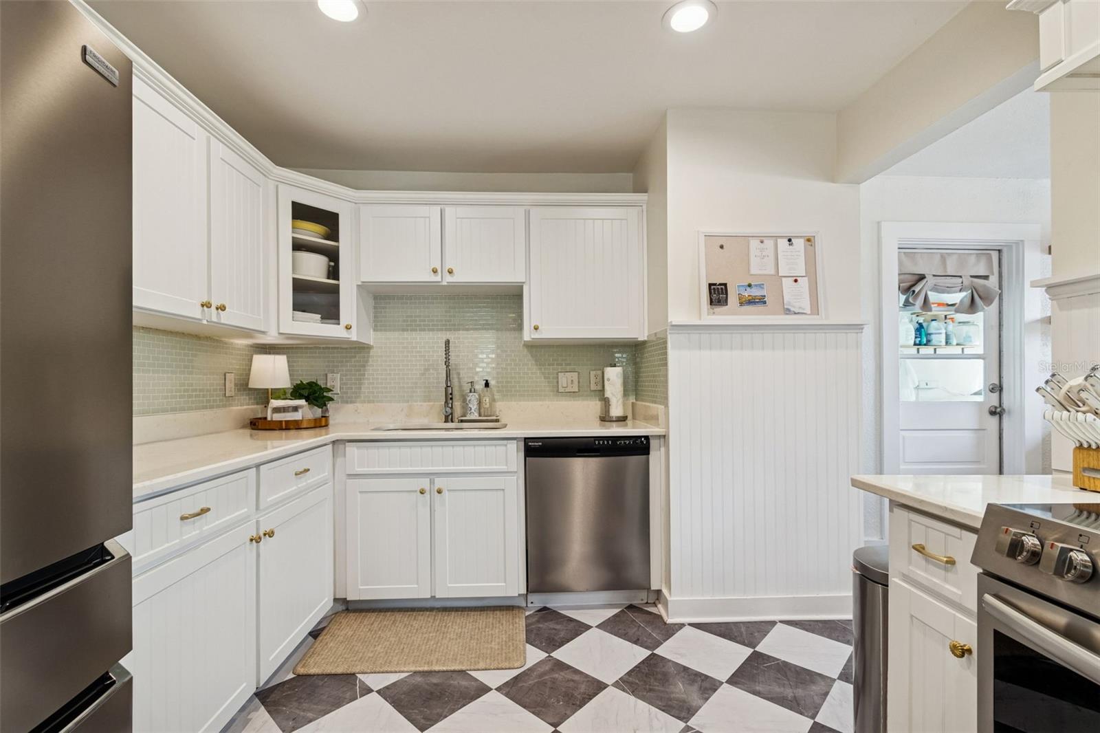 Listing photo id 8 for 231 Jean Street