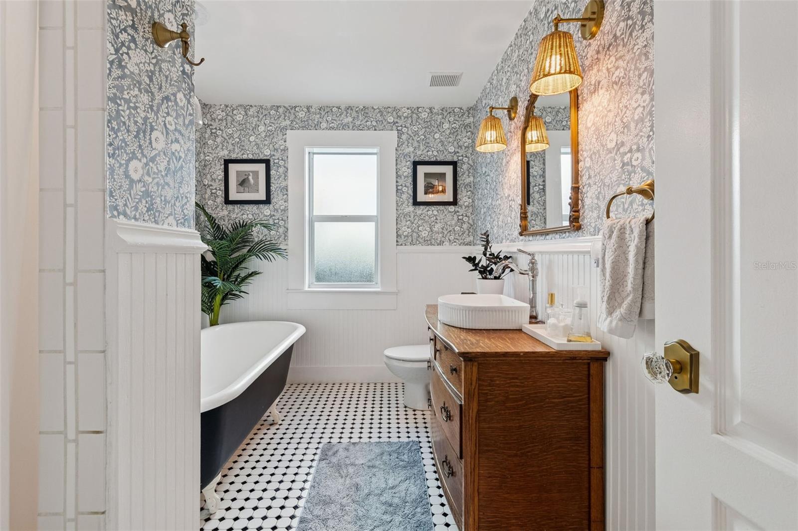 Listing photo id 11 for 231 Jean Street