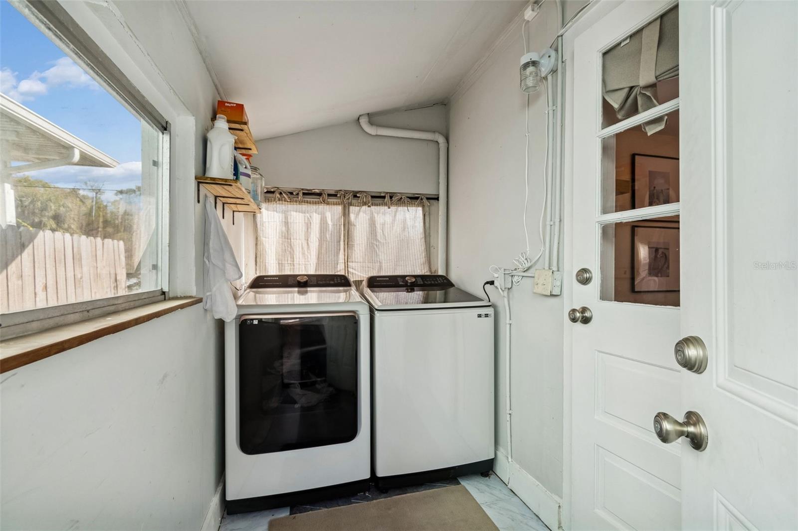 Listing photo id 25 for 231 Jean Street