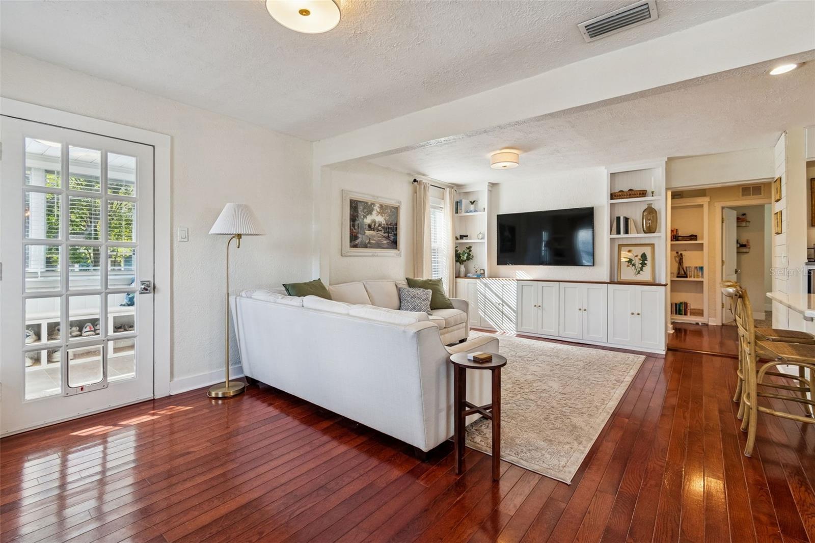 Listing photo id 2 for 231 Jean Street