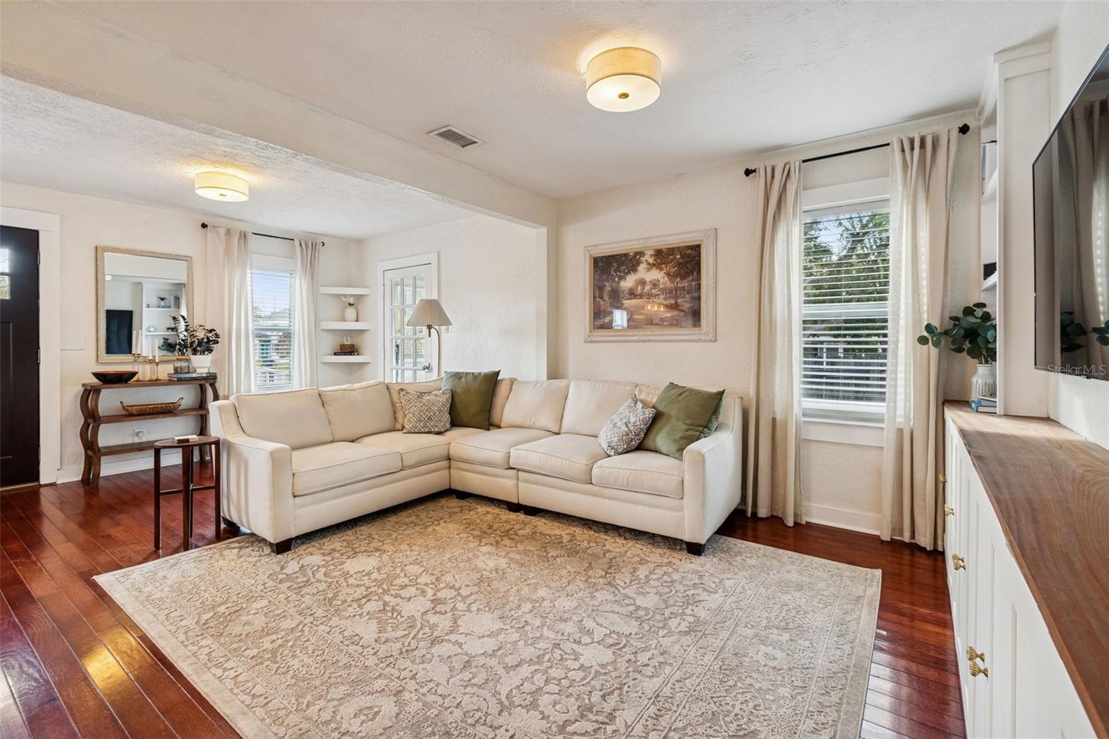 Listing photo id 3 for 231 Jean Street