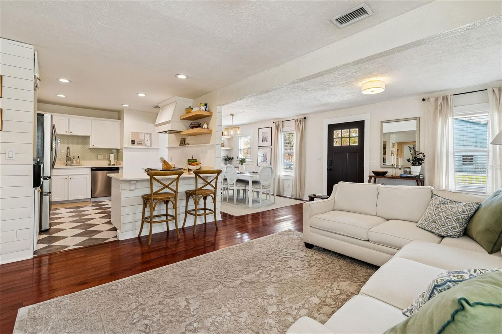 Listing photo id 4 for 231 Jean Street