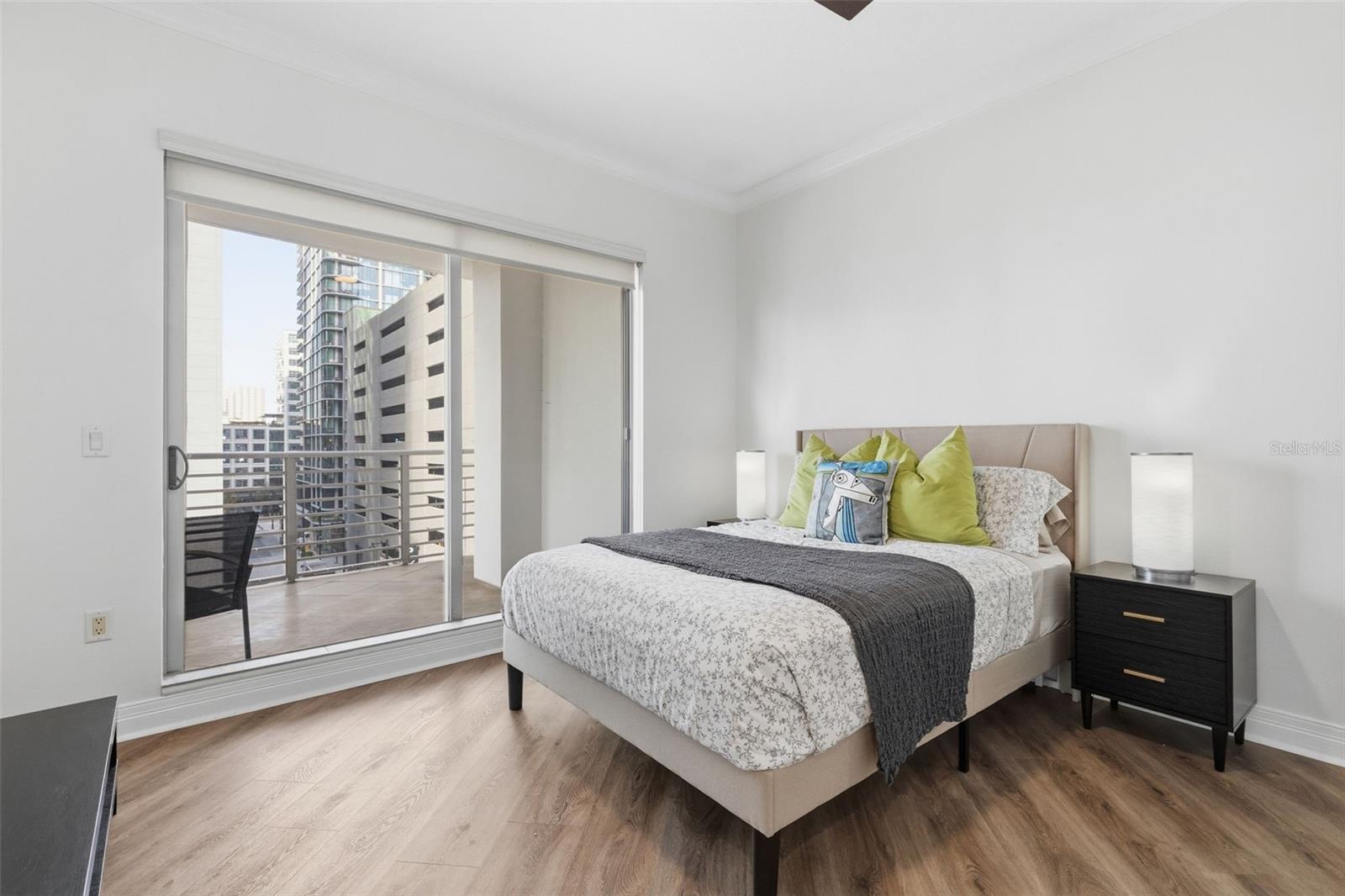 Listing photo id 13 for 449 12th Street 604