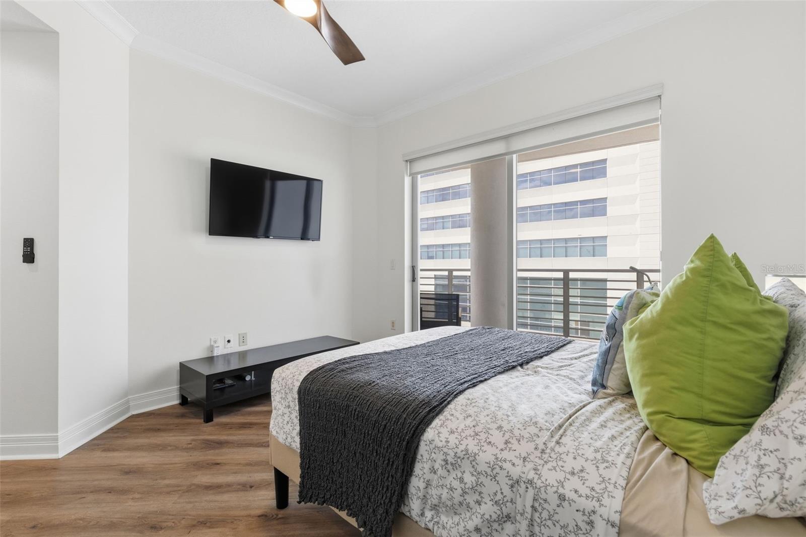 Listing photo id 14 for 449 12th Street 604