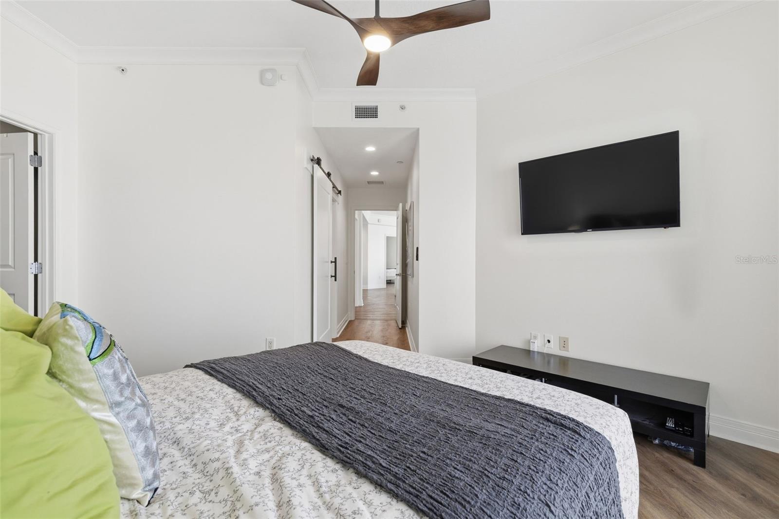 Listing photo id 15 for 449 12th Street 604