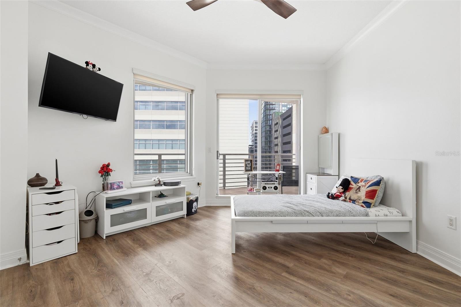 Listing photo id 24 for 449 12th Street 604