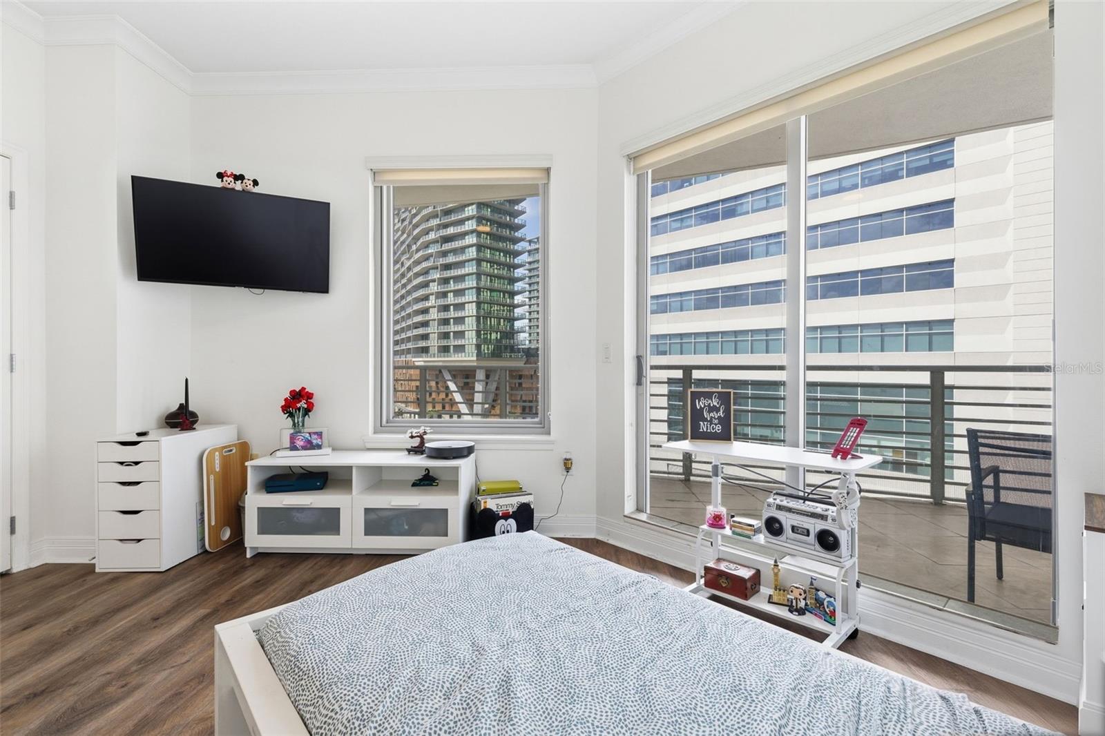 Listing photo id 25 for 449 12th Street 604