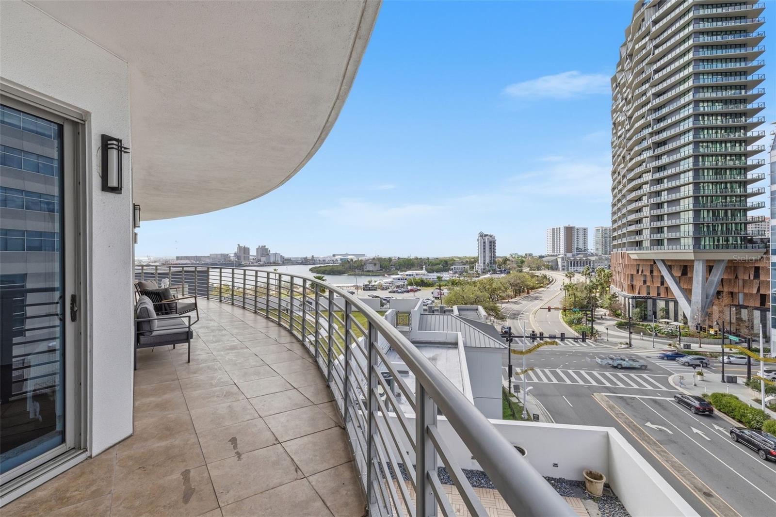 Listing photo id 28 for 449 12th Street 604