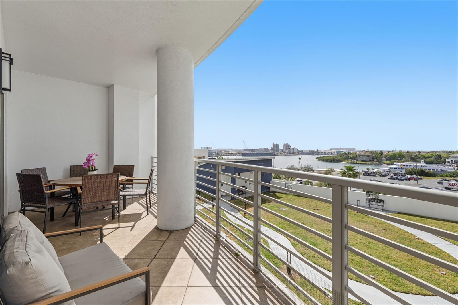 Listing photo id 31 for 449 12th Street 604