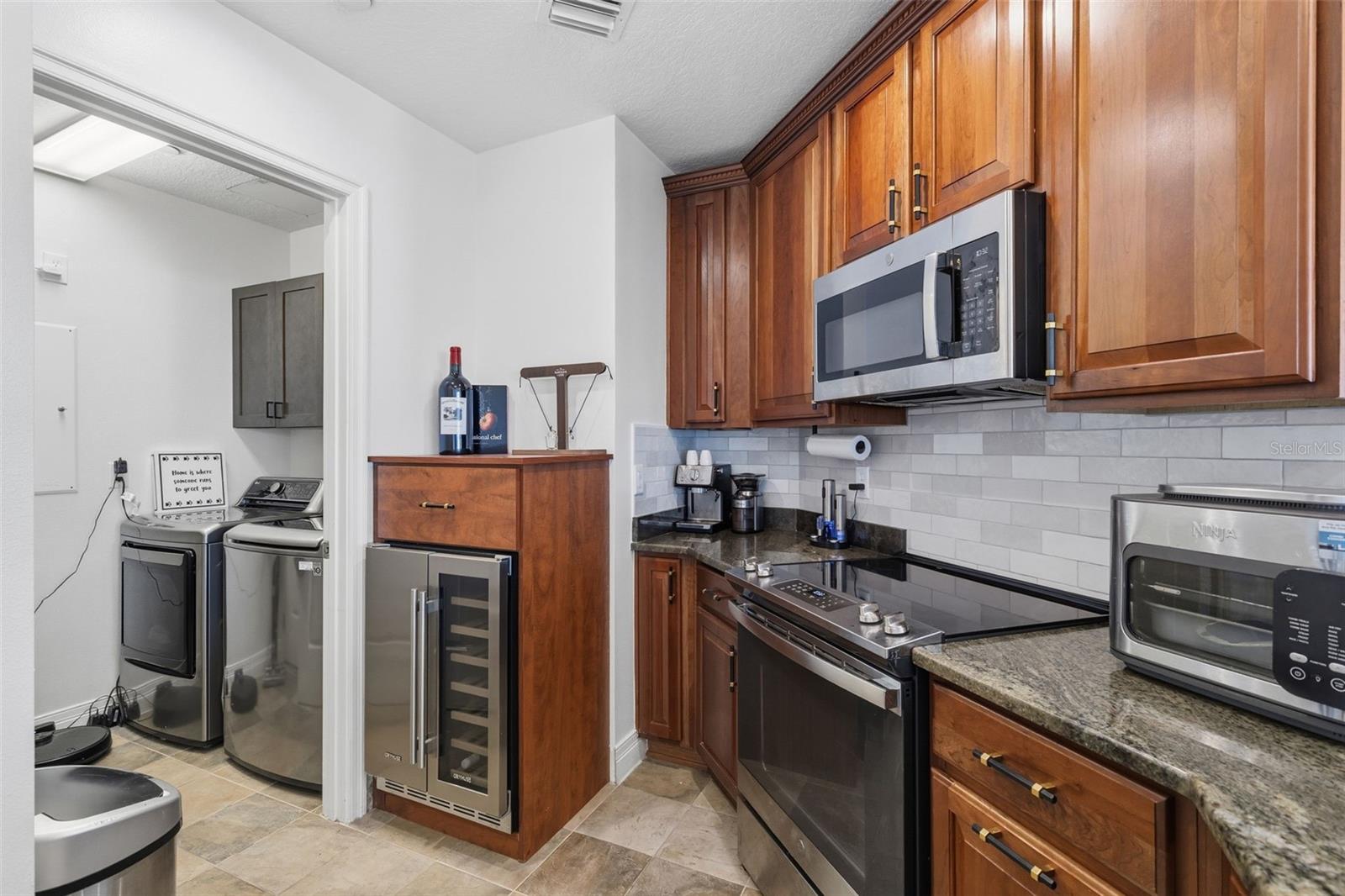 Listing photo id 4 for 449 12th Street 604