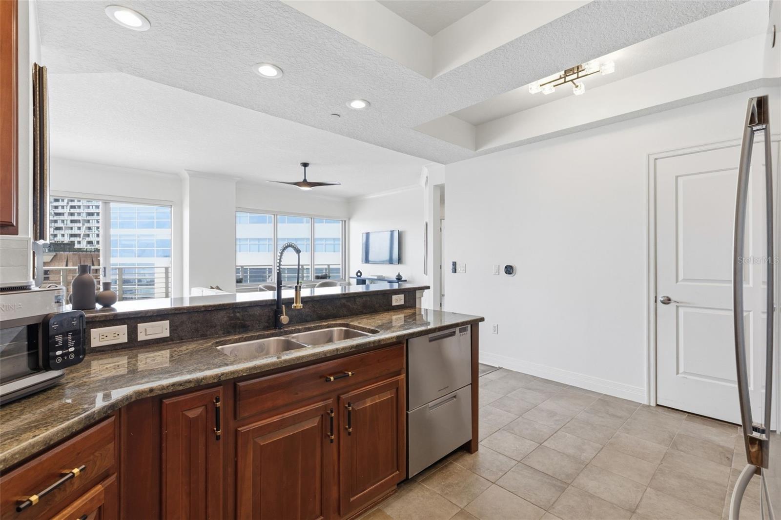 Listing photo id 5 for 449 12th Street 604