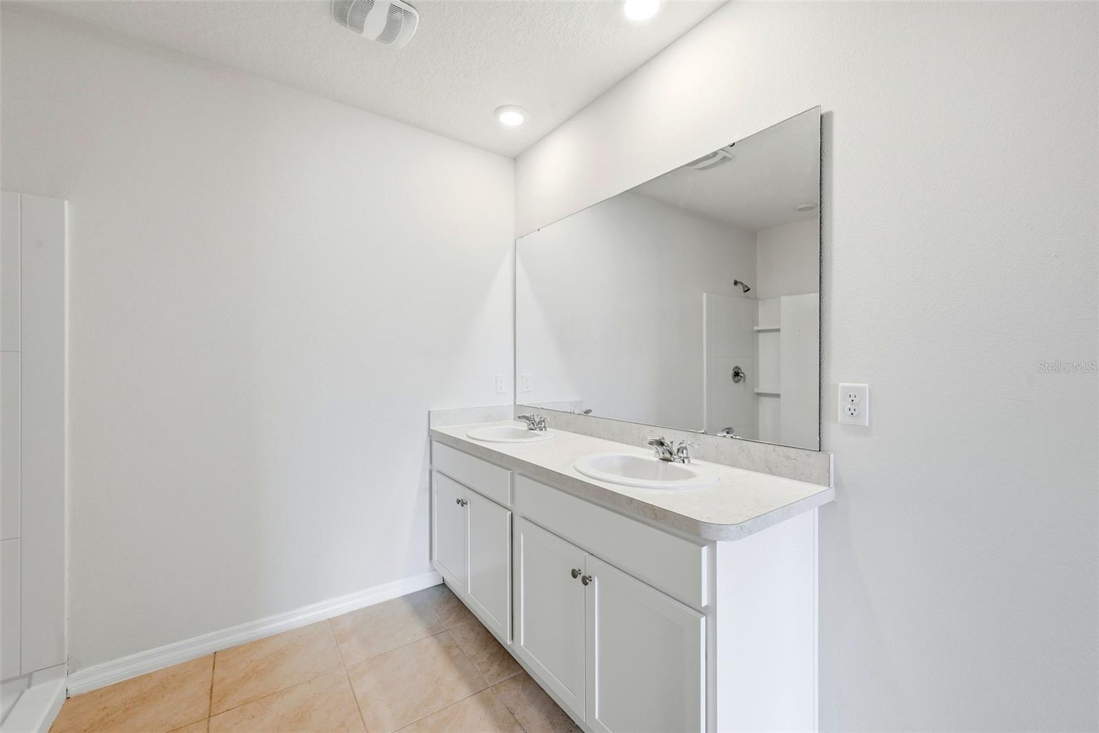 Image 29 of 35 For 2725 Dumont Lane