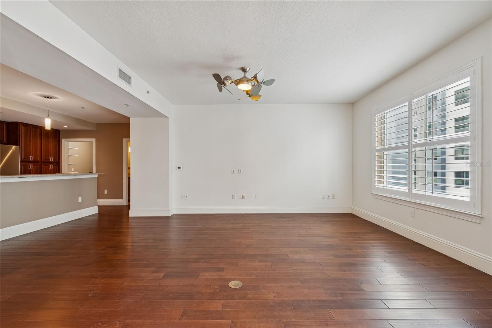 Listing photo id 11 for 1227 Madison Street 503