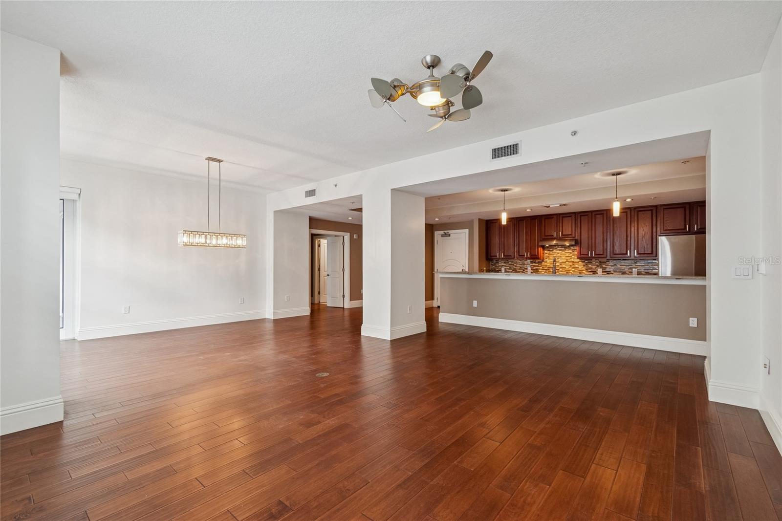 Listing photo id 12 for 1227 Madison Street 503