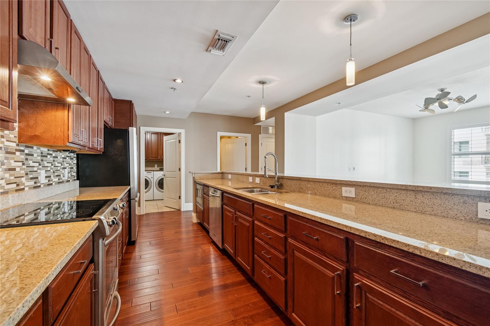 Listing photo id 13 for 1227 Madison Street 503