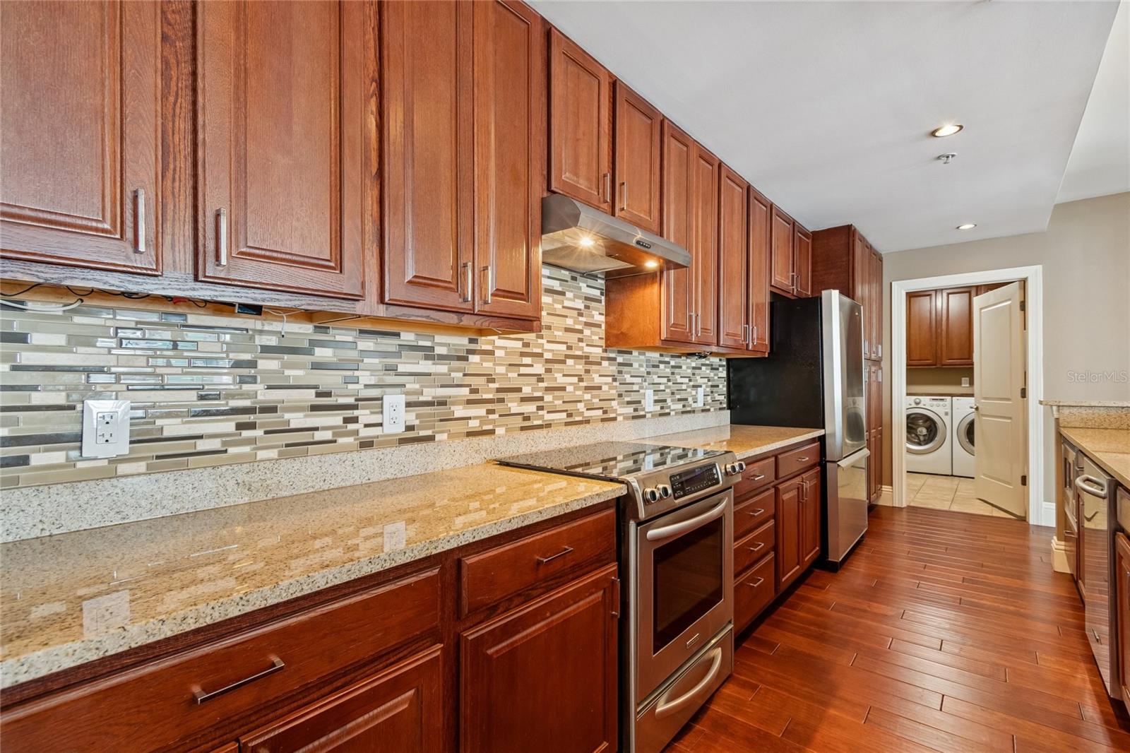 Listing photo id 14 for 1227 Madison Street 503