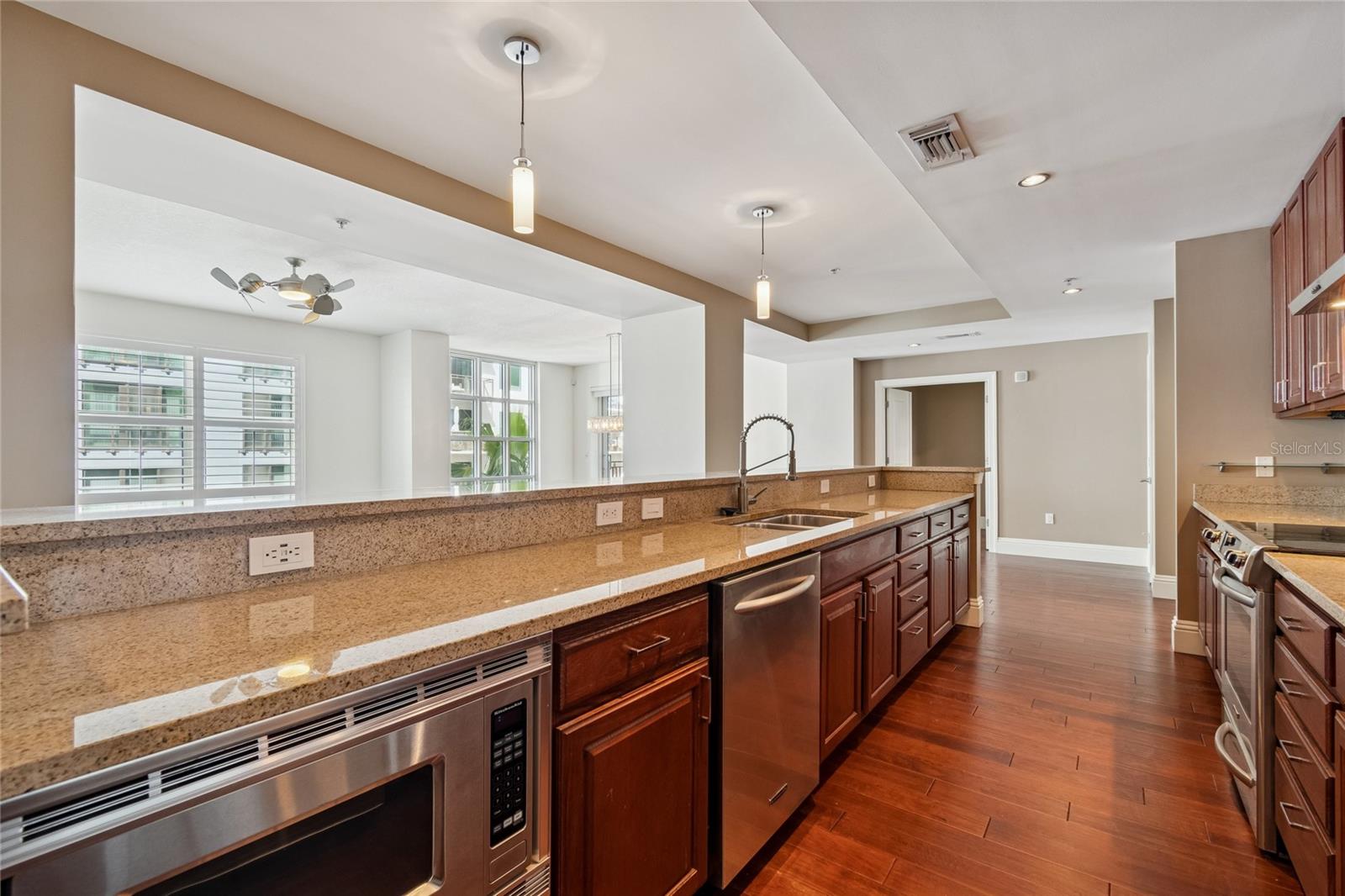 Listing photo id 15 for 1227 Madison Street 503