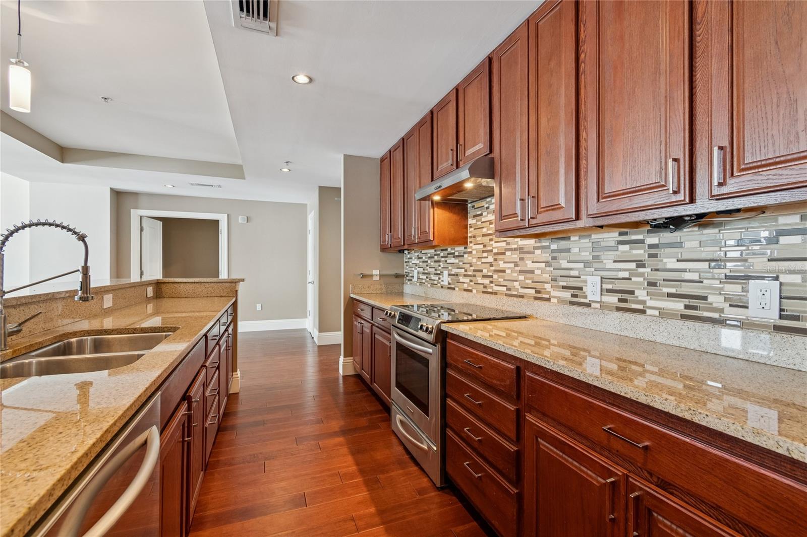 Listing photo id 16 for 1227 Madison Street 503