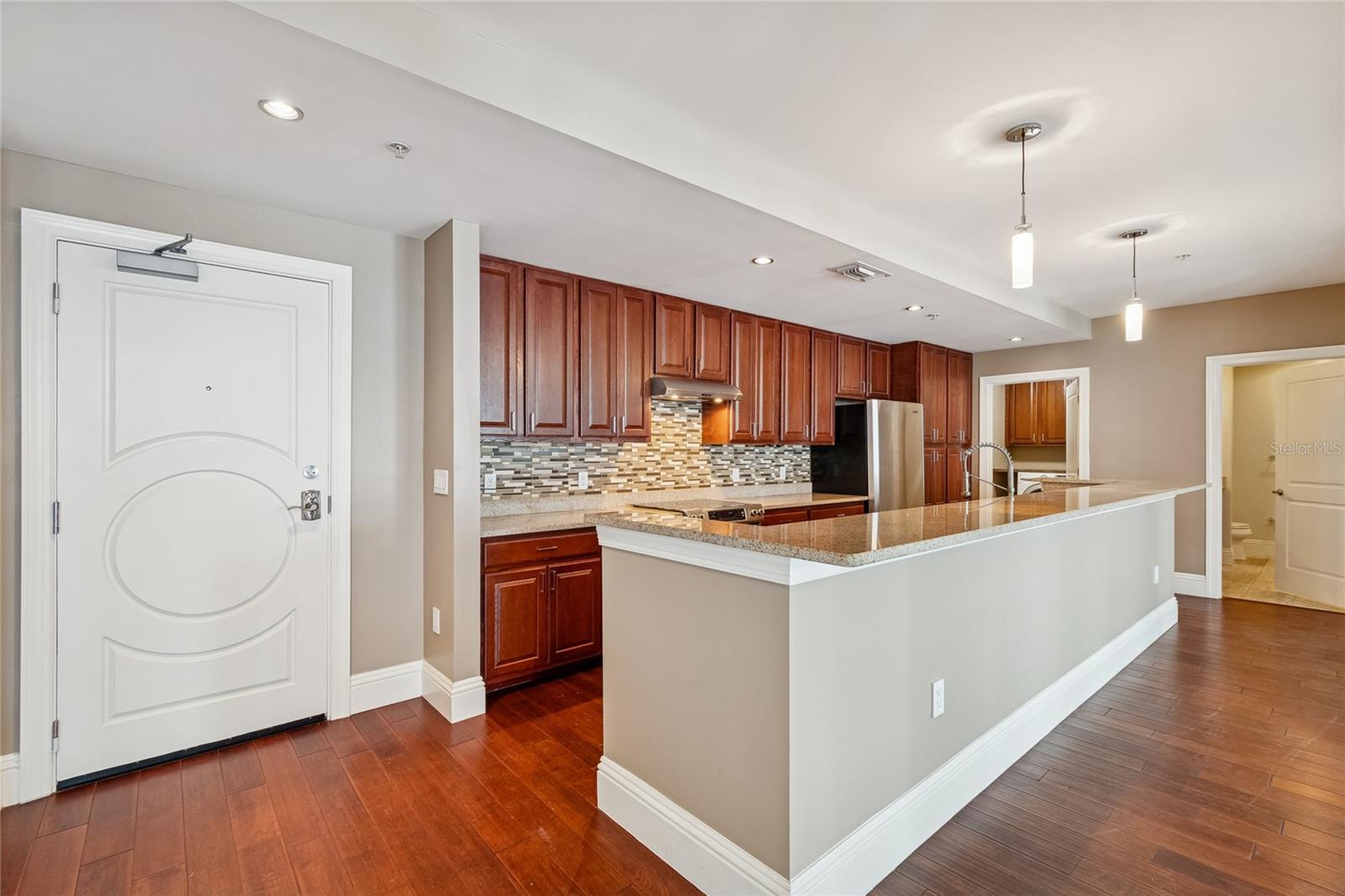 Listing photo id 19 for 1227 Madison Street 503