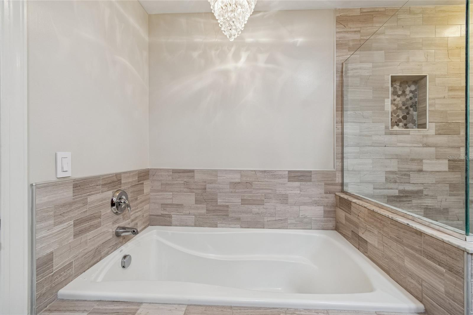 Listing photo id 27 for 1227 Madison Street 503