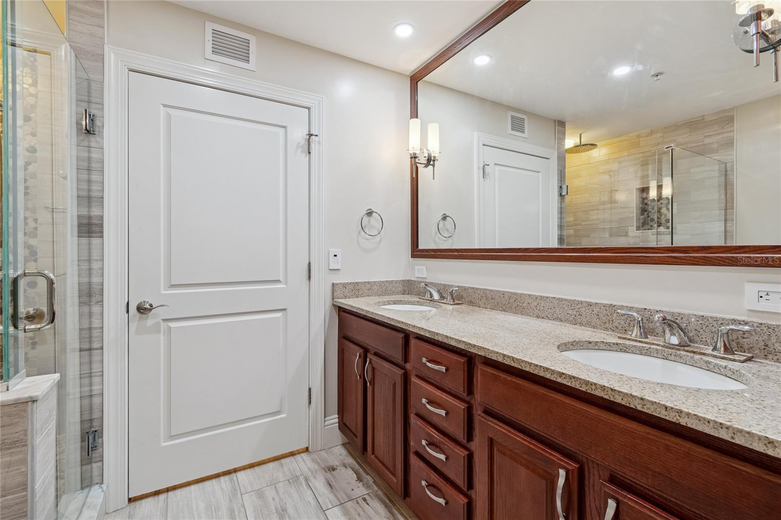 Listing photo id 29 for 1227 Madison Street 503