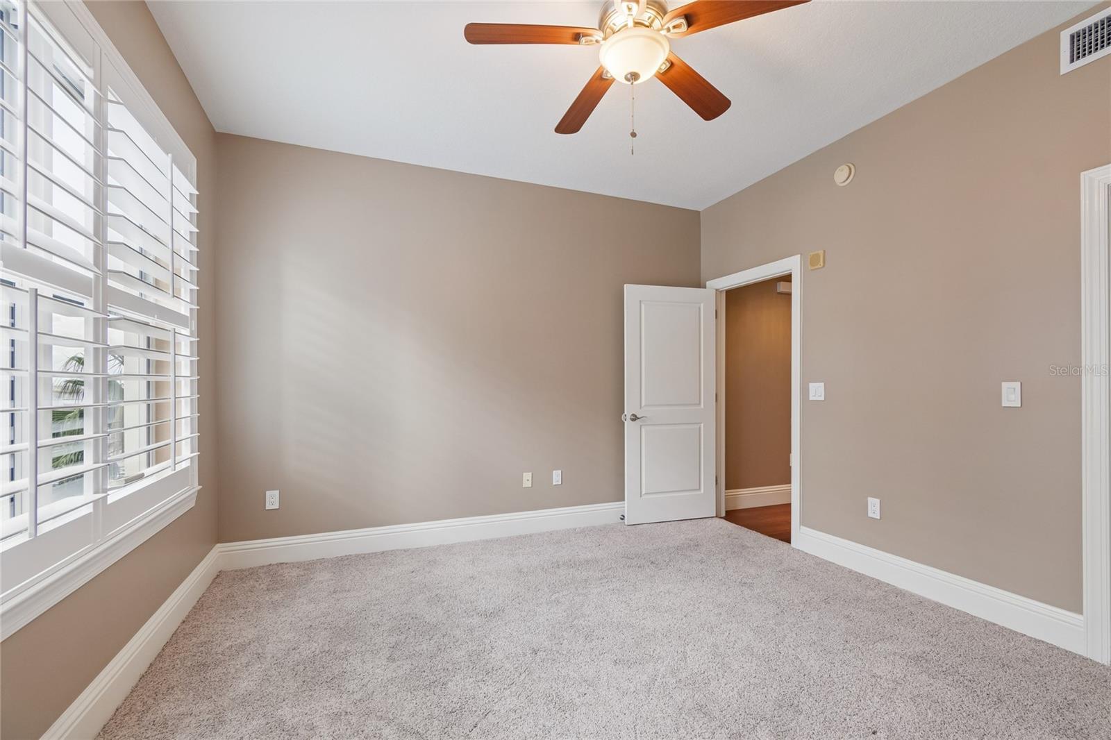 Listing photo id 32 for 1227 Madison Street 503