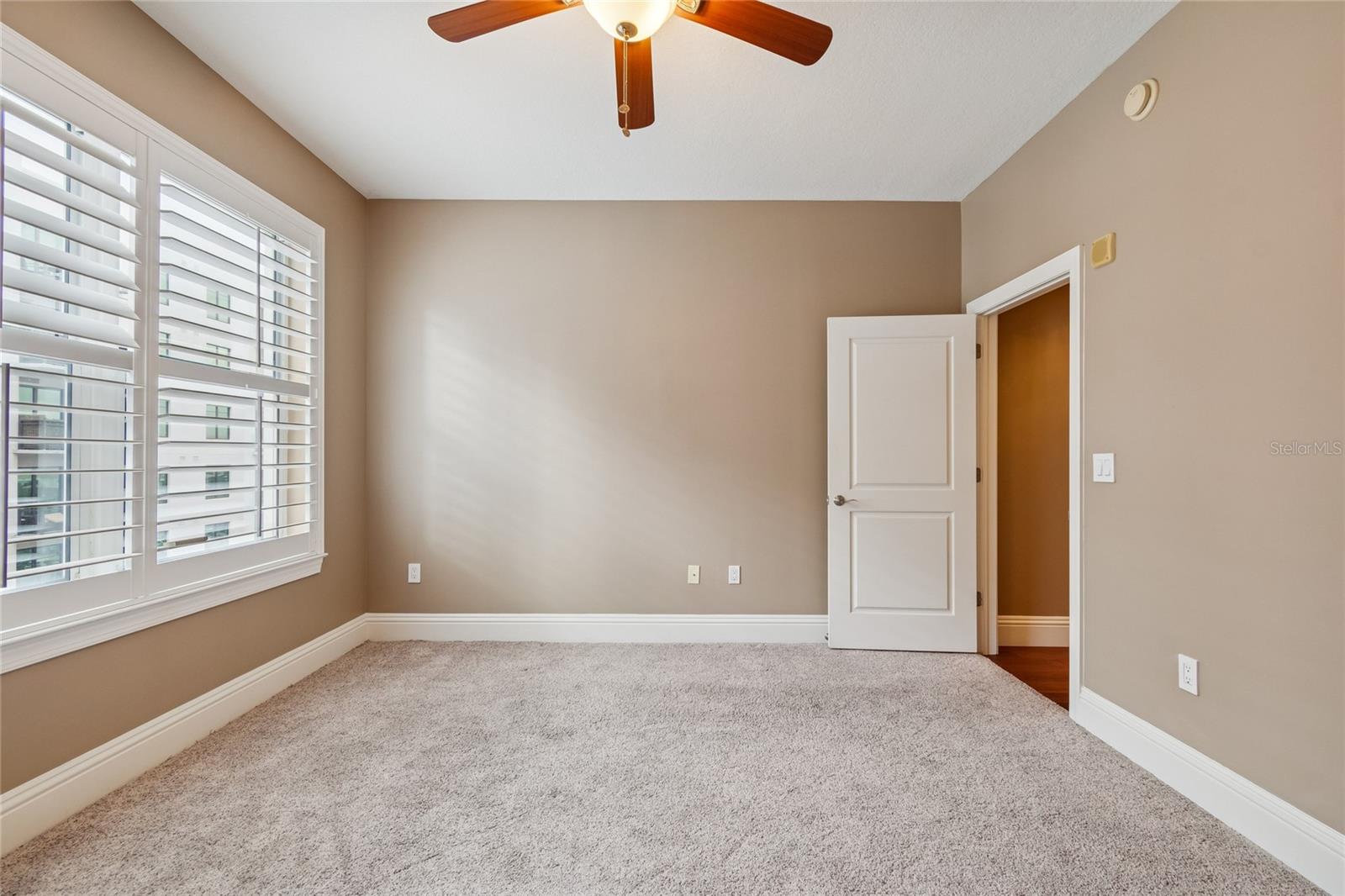 Listing photo id 33 for 1227 Madison Street 503